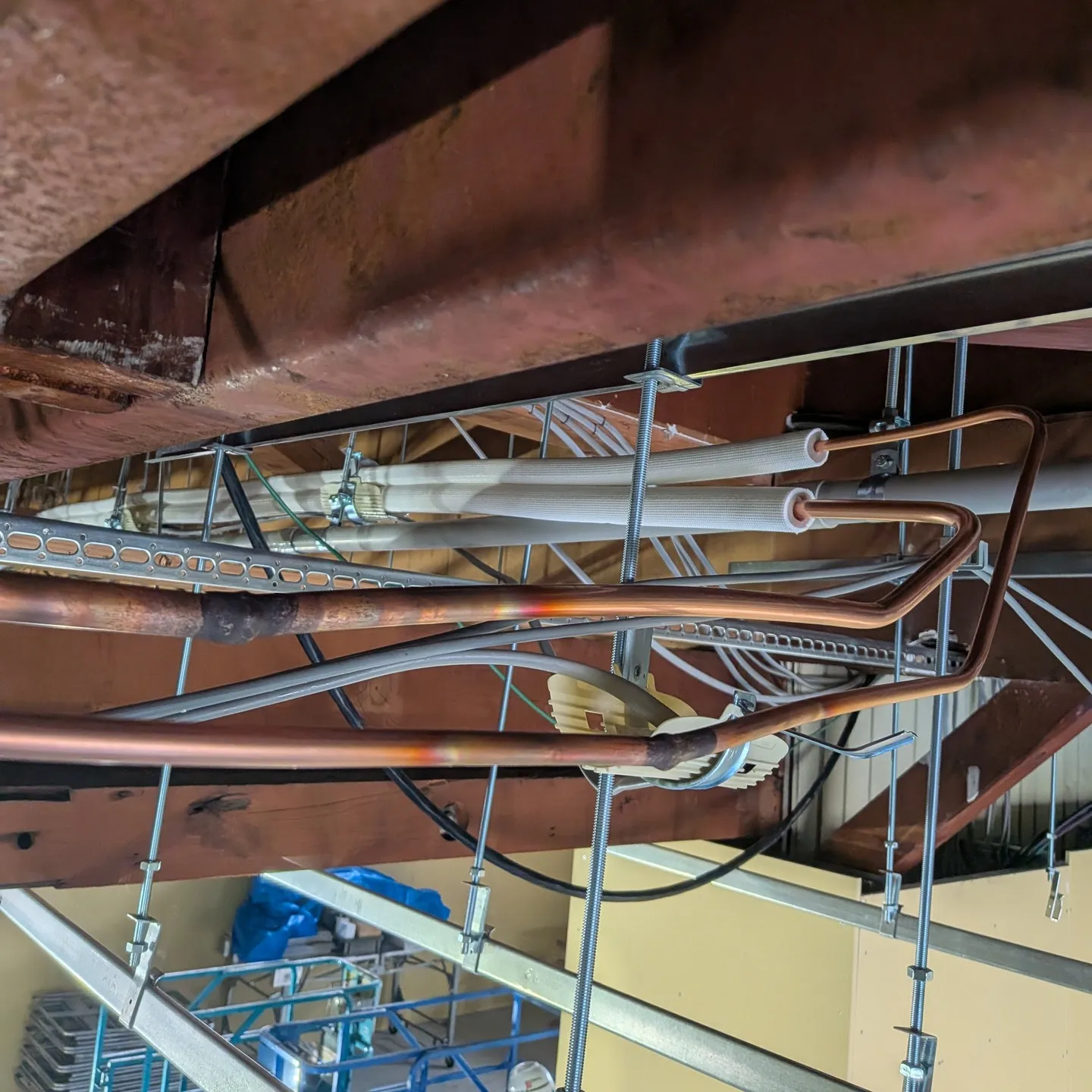 某工場のエアコン設備工事