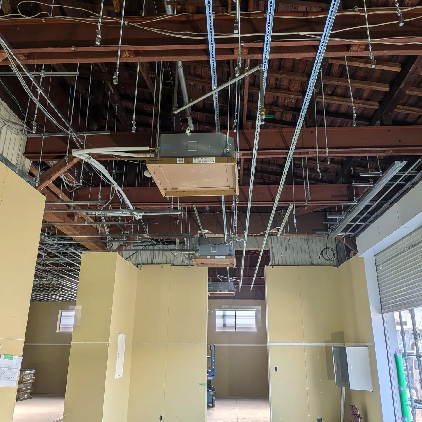 某工場のエアコン設備工事