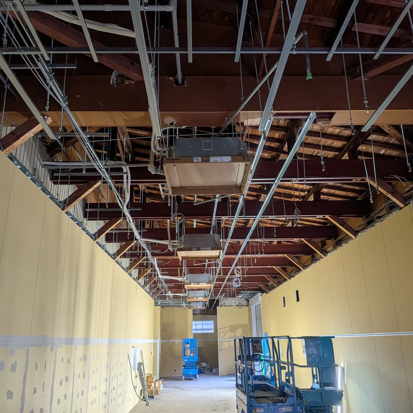 某工場のエアコン設備工事